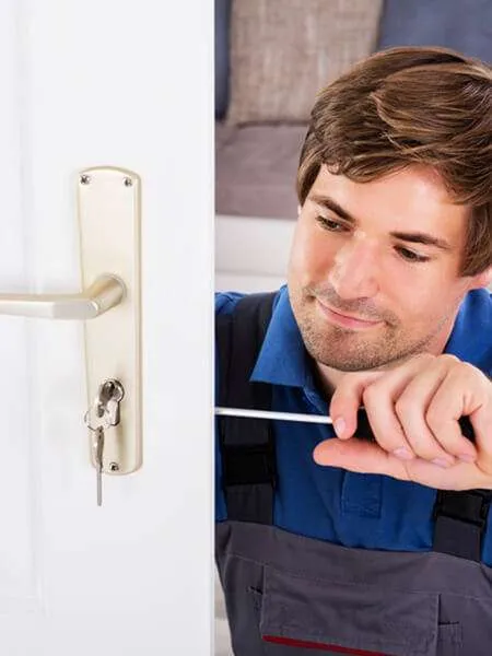 Cerrajero profesional abriendo una puerta con precisión